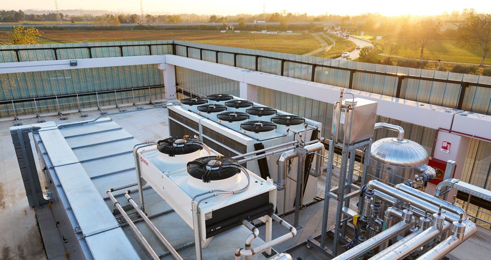 impianto co2 vista dall alto con dry cooler ostro e gas cooler scirocco