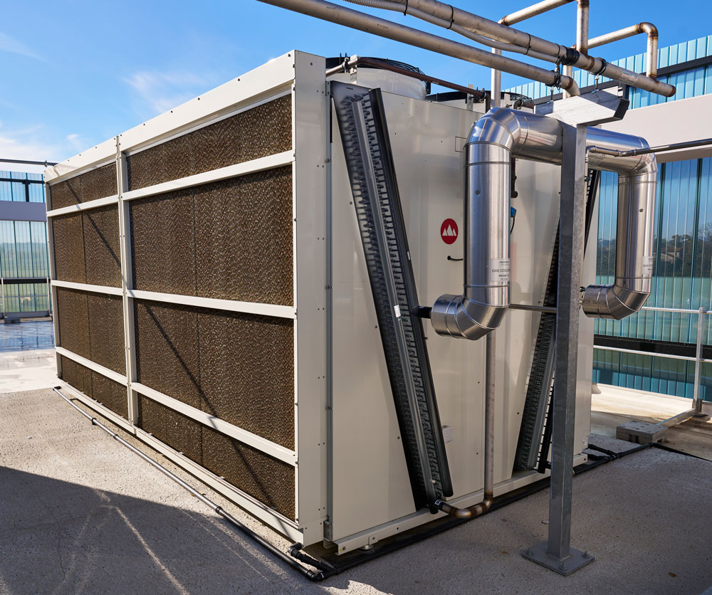 ostro-adiabatico-CO2 Foto di gas cooler OSTRO Stefani con gas refrigerante naturale CO₂ e sistema di raffreddamento adiabatico